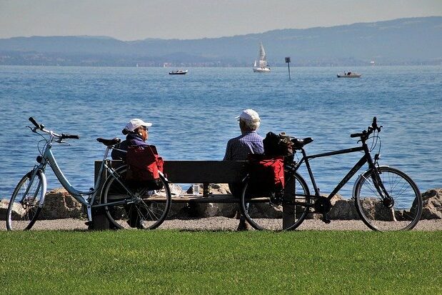 Senioren mit Fahrrädern
