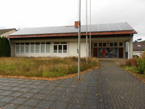 Aussenansicht der ehemaligen Grundschule Engelbach