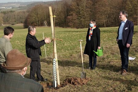 Foto zur Pressemitteilung 087/2021 (Kelterwiesenprojekt: Michael Zerbe vom Fachdienst Agrarförderung und Agrarumwelt (3.v.l.) erläutert während eines Pflanz-Workshops den Projektteilnehmern (v.r.) Bernd und Heinrich Lemmer sowie Landrätin Kirsten Fründt und Regierungspräsident Dr. Christoph Ullrich die Abläufe und Besonderheiten bei der Pflanzung der Obstbäume)