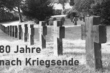 Ein Soldatenfriedhof als Sinnbild für die vielen getöteten Soldaten auf allen Seiten und für die vielen Opfer in der Zivilbevölkerung im Zweiten Weltkrieg.