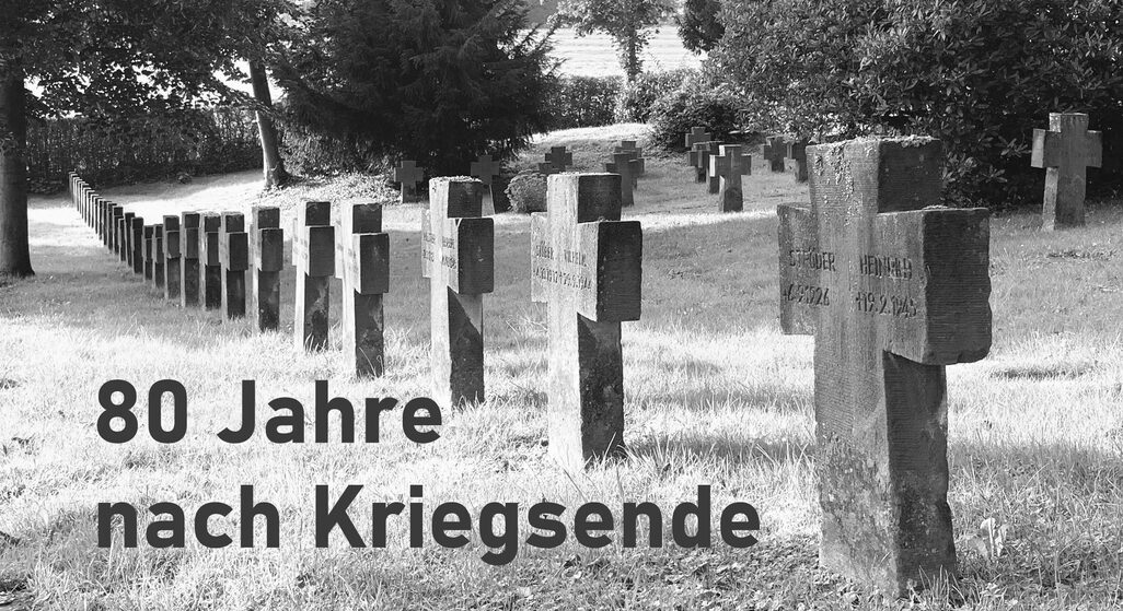 Ein Soldatenfriedhof als Sinnbild für die vielen getöteten Soldaten auf allen Seiten und für die vielen Opfer in der Zivilbevölkerung im Zweiten Weltkrieg.