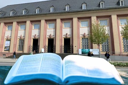 Ein literarisches Werk liegt vor dem Kunstmuseum der Philipps-Universität Marburg