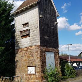 Trafohaus am Harkauer Weg (Ecke Grüner Weg) in Goßfelden. Das Haus wurde von der NABU zu einem Turm  für Vögel und Fledermäuse umgebaut.