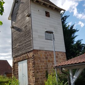 Trafohaus am Harkauer Weg (Ecke Grüner Weg) in Goßfelden. Das Haus wurde von der NABU zu einem Turm  für Vögel und Fledermäuse umgebaut.