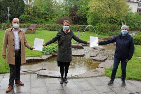 Freuen sich über die finanzielle Unterstützung für die Dorf- und Regionalentwicklung (v.l.): Bad Endbachs Bürgermeister Julian Schweitzer, Landrätin Kirsten Fründt und Regionalmanagerin Marion Klein (Region Lahn-Dill-Bergland).