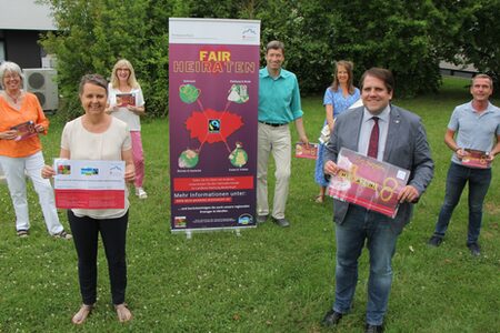 Gruppenfoto der beteiligten Akteur*innen (Pressemitteilung 342/2021: FairHeiraten))