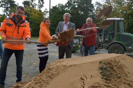 Spatenstich der beteiligten Akteure zum neuen Radweg an der der K92 in Stadtallendorf