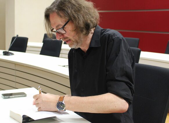 Sven Stricker signiert ein Buch