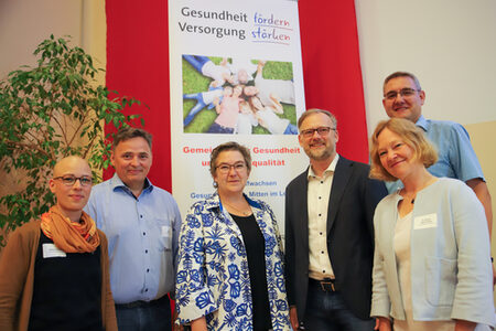 Marburgs Stadträtin Kirsten Dinnebier und Landrat Jens Womelsdorf (Mitte) hießen gemeinsam mit Rahel Häcker von der Gesunden Stadt (v.l.), Rolf Reul von der Geschäftsstelle der Initiative „Gesundheit fördern – Versorgung stärken“, Gesundheitsamt-Leiterin Dr. Birgit Wollenberg und Björn Backes, Leiter des städtischen Fachdienstes Sport, die Gäste der Präventionskonferenz willkommen.